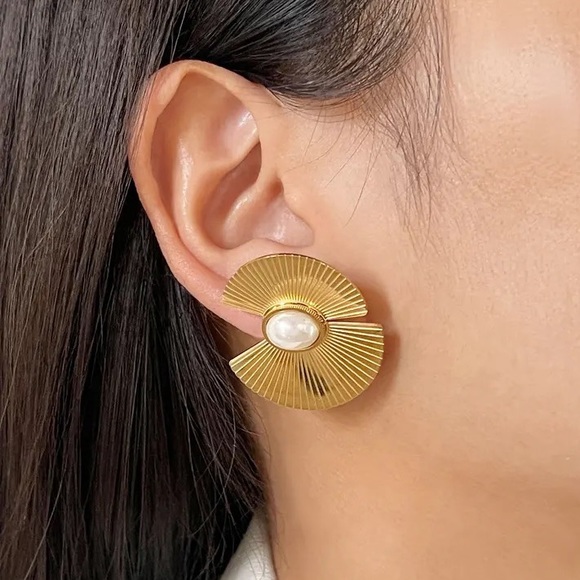 Jewelry - 18k Gold Plated Scalloped Oval Pearl Earrings